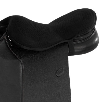 Sela de equitação preta em pele e tecido com logótipo em relevo