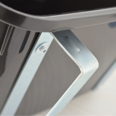 Ferragem metálica prata ligada a estrutura preta e cinza