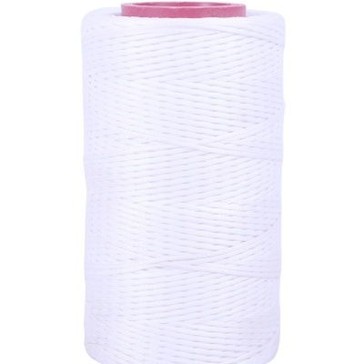 Rolo de fio branco enrolado num suporte cor-de-rosa