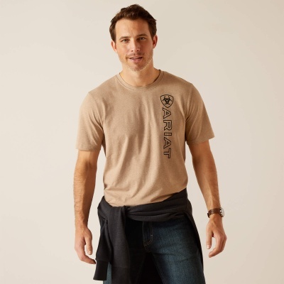 Camiseta bege ARIAT com calças de ganga e casaco preto amarrado à cintura