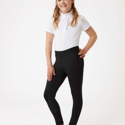 Rapazinha com calças pretas justas e camisa branca de gola alta em fundo branco