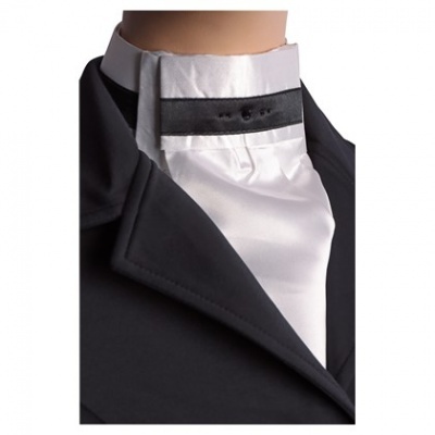 Casaco preto com camisa branca e faixa preta na gola