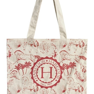 Tote bag bege com estampado vermelho de cavalos, palmeiras e selo HARCOUR