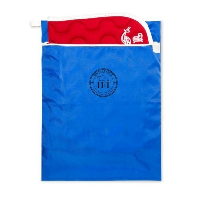 Saco térmico azul com interior vermelho acolchoado e logo preto