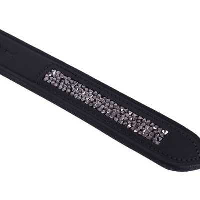 Cinto preto de couro com pedras brilhantes prateadas