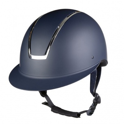 Capacete de equitação azul escuro com detalhe cromado e jugular preta ajustável.