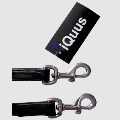 Duas pegas de trela pretas com presilhas metálicas e etiqueta iQuus