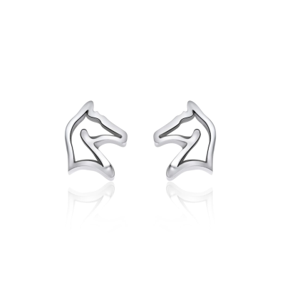 Brincos prateados em forma de cabeça de cavalo, com fundo branco