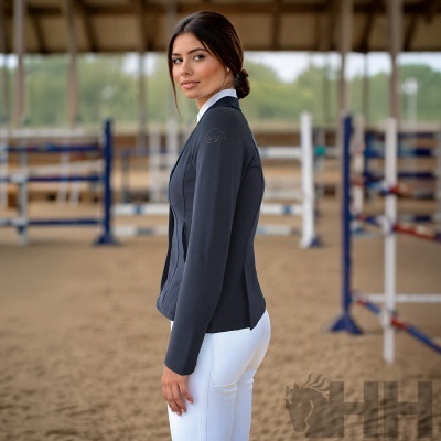 Blazer de competição equestre cinza escuro com calças brancas em picadeiro