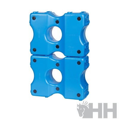 blocos de gelo reutilizáveis azuis de plástico em fundo branco