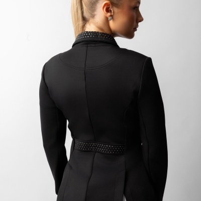 Blazer preto feminino com detalhes em tachas, visto de costas, com calças brancas
