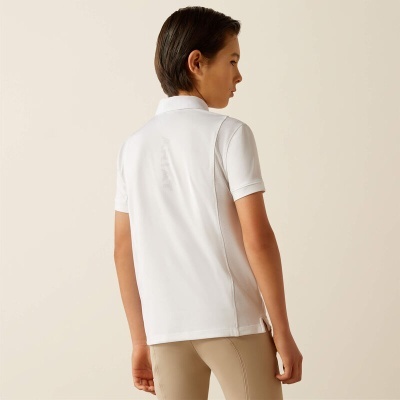 Polo branco de manga curta com gola tradicional vista de costas