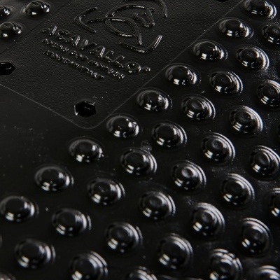 Tapete de carro preto com textura de bolhas elevadas e logótipo VISALLOF