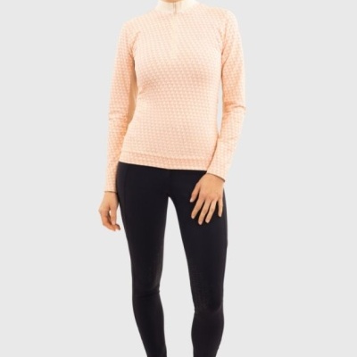 Mulher com camisa rosa clara, leggings pretas e sapatilhas brancas