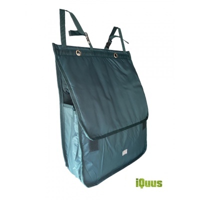 Mochila verde escura com duas alças ajustáveis e aba frontal de tecido sintético.