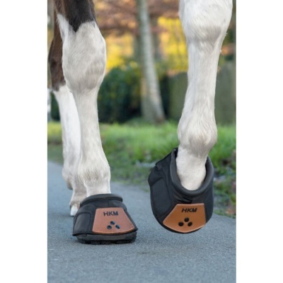 Botas pretas para patas de cavalo com detalhes castanhos e logotipo HKM