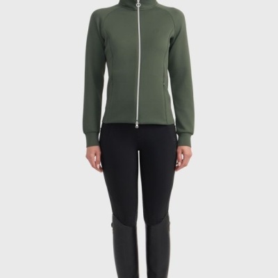 Mulher com casaco verde militar, legging preta e botas pretas altas