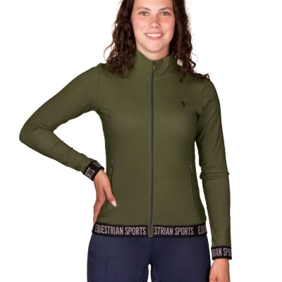 Casaco verde oliva com fecho e gola alta, detalhes em preto com texto EQUESTRIAN SPORTS