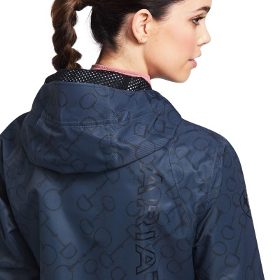 Mulher a usar casaco azul com capuz e padrão repetido, texto QUIKSILVER na parte de trás