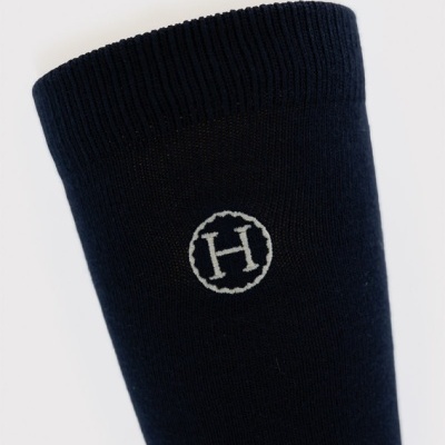 Meia azul-escura com logo branco H circular
