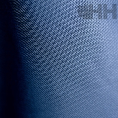 Close-up de tecido azul texturizado com parte do texto 'H H' visível