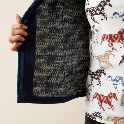 Forro interior azul com padrão abstrato e camisa branca com estampado de cavalos coloridos