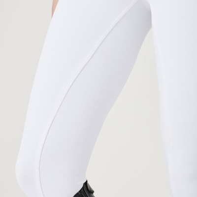 Calças justas brancas e botas pretas com fecho e cadarço