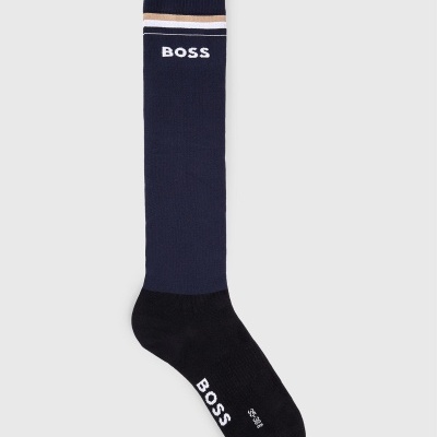 Meia longa preta e azul escura com riscas brancas e bege e escrita BOSS branca.