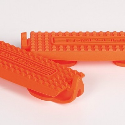 Dois suportes de silicone laranja com textura de relevos em fundo branco