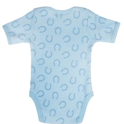 Body de bebé azul claro com padrão de ferraduras azuis e mangas curtas