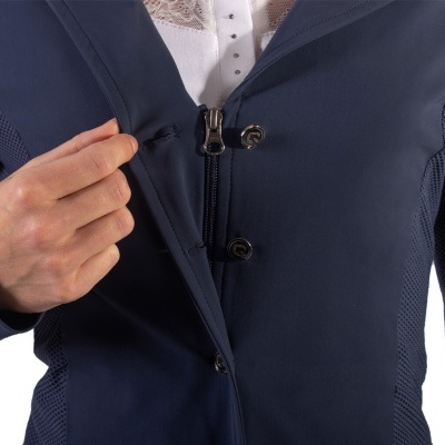 Casaco azul-escuro com fecho de correr e botões, malha texturada nas laterais e tecido liso no resto