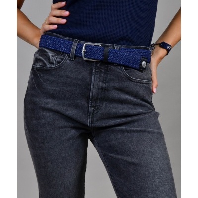 Cinto azul texturizado com fivela metálica em calças pretas e camisola azul escura