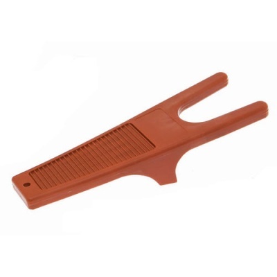 Ferramenta de plástico vermelho com duas pontas e base estriada