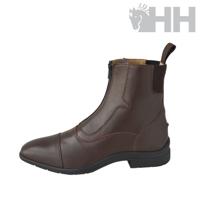 Bota castanha em couro com fecho de correr frontal e sola preta