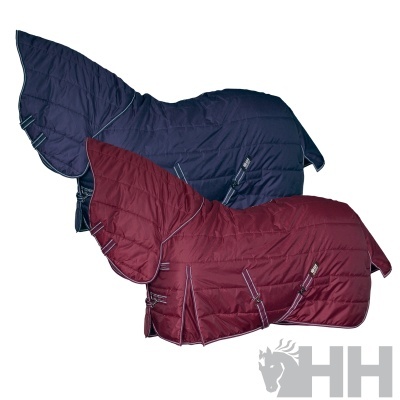 Dois cobertores para cavalo em azul-marinho e bordô com detalhes refletivos, cintas e logo HH