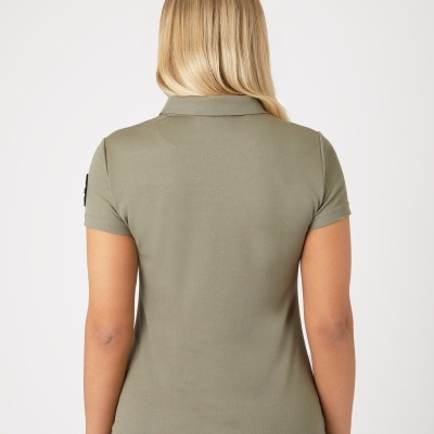 Polo verde-oliva feminina vista de costas com emblema na manga
