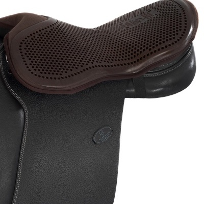 Sela de equitação em couro preto com assento marrom perfurado