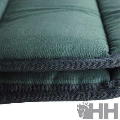 Colchão ou almofada dobrável verde-escuro com bordas pretas e textura acolchoada