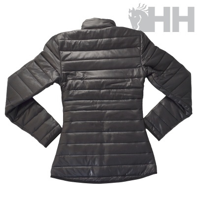 Casaco feminino preto acolchoado visto de trás com logótipo HH no fundo.
