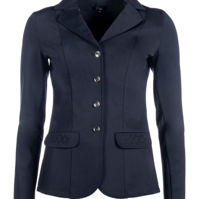 Blazer feminino preto com botões metálicos e bolsos com aba