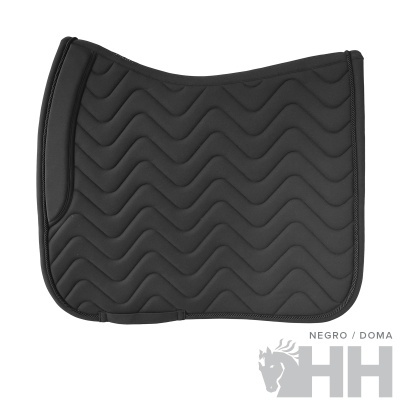 Tapete de sela preto com padrão ondulado e logotipo