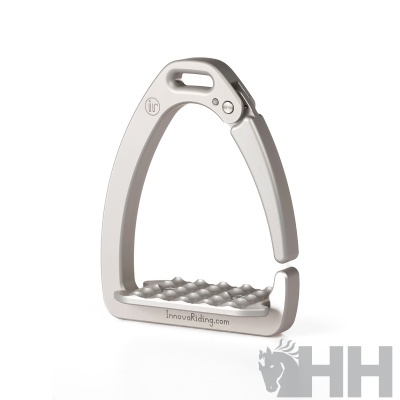 Estribo metálico cinza com apoio antiderrapante para equitação