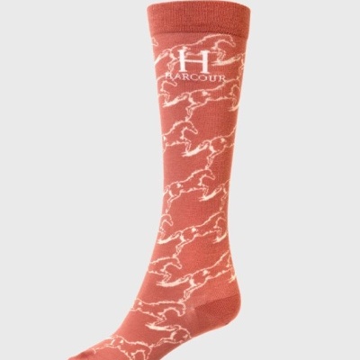 Meias terracota com padrão branco de cavalos e texto HARCOUR