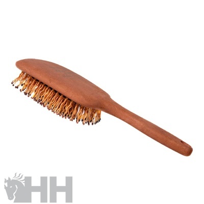 Escova de cabelo em madeira castanha com cerdas naturais e fundo branco