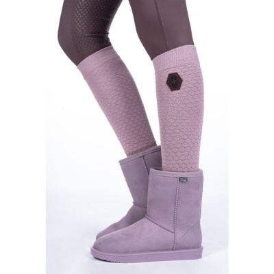 Meias rosa claro com padrão hexagonal e botas rosa claro em fundo branco