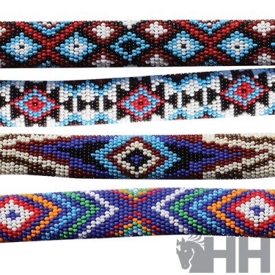 Pulseiras coloridas de contas com padrões geométricos