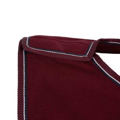 Tecido bordô com bordas coloridas e textura aveludada