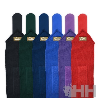 Seis peças coloridas de tecido com etiquetas 'Candela' alinhadas em fundo branco