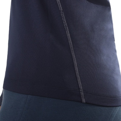 T-shirt desportiva preta com costura cinzenta e calças pretas em fundo branco