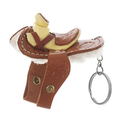 Chaveiro da sela miniatura em couro castanho claro com anel metálico.